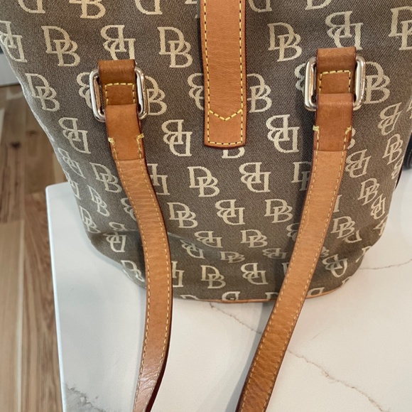 Fashionable Dooney & Bourke Tan Bucket Bag Great Condition - Picture 2 of 10